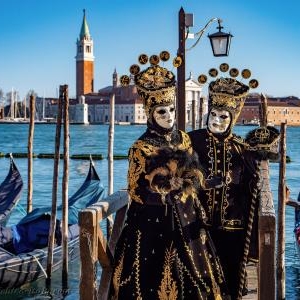 venice-carnival-2022-masks-and-costumes-046