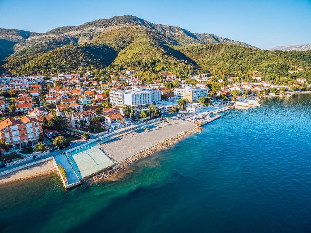 Vienas populiariausių pasirinkimų Juodkalnijoje - CARINE HOTEL DELFIN 4*