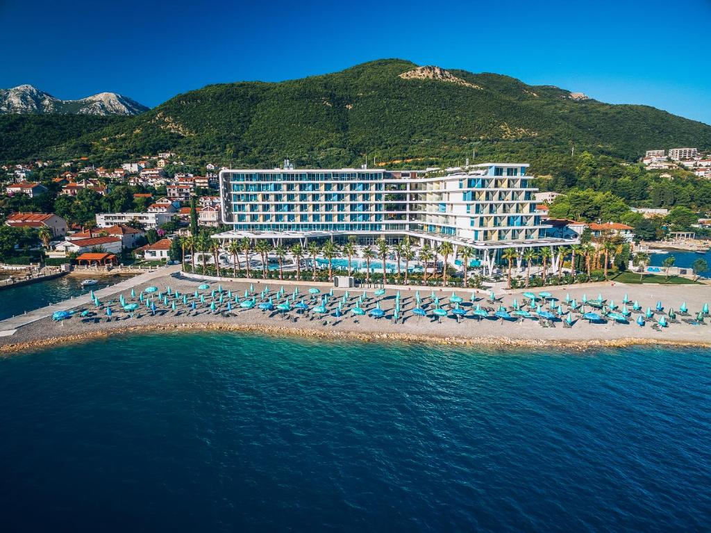 TIK 2 valandos ir jau galite mėgautis Juodkalnijos saule! 